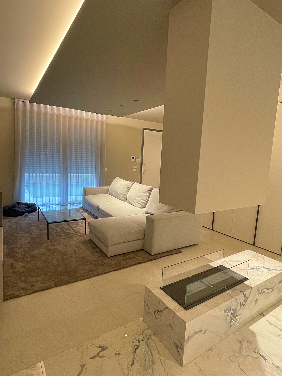 Wohnzimmer mit abgehängter Decke und linearer Lichtfuge
