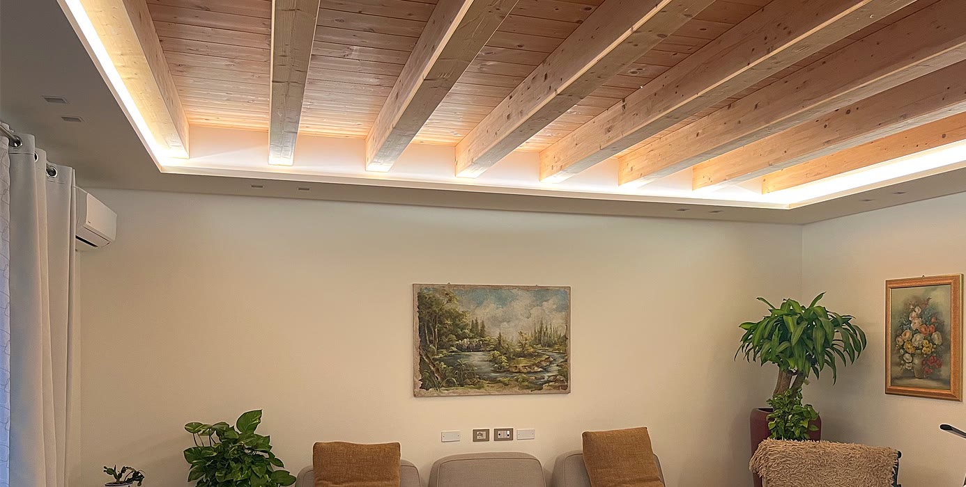 Dasselbe Wohnzimmer, beleuchtet von der umlaufenden Lichtvoute