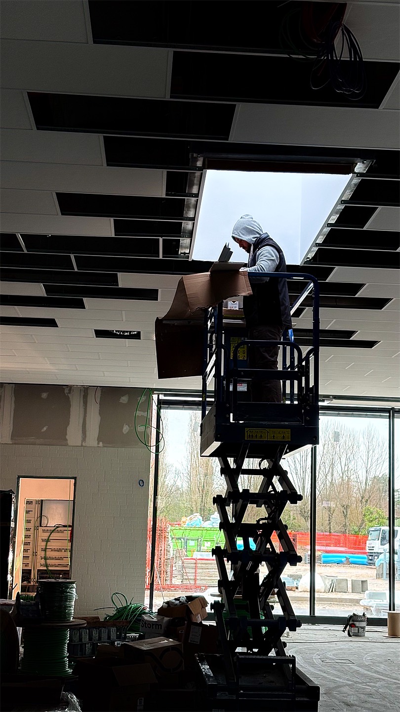 Montage einer abgehängten Gewerbedecke von der Hebebühne
