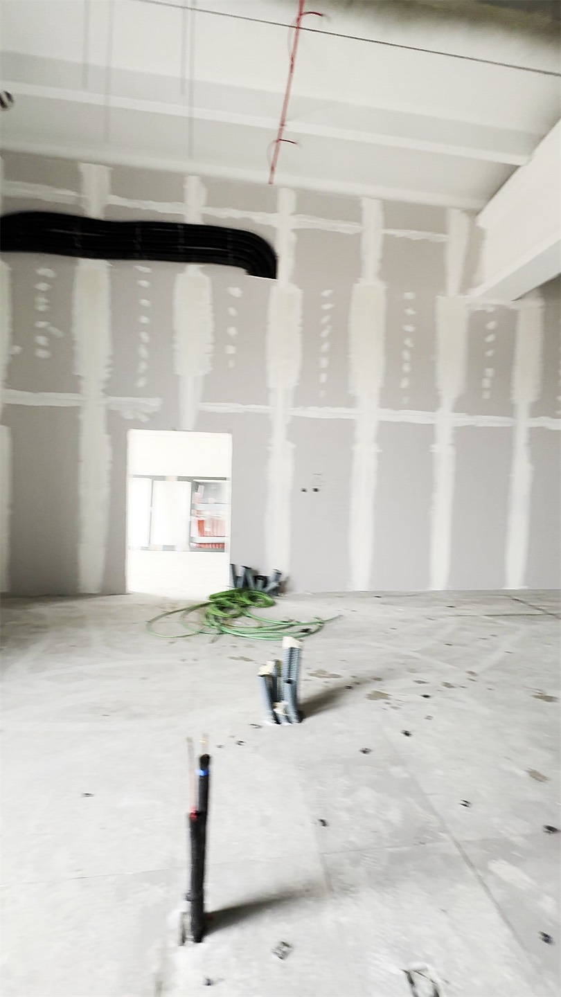 Pared de yeso laminado con tuberías y conductos pendientes de sellado