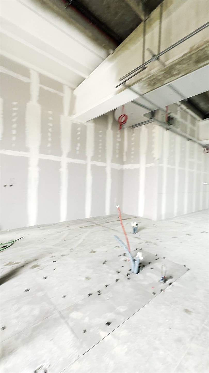 Pasillo técnico con instalaciones en el techo y paredes de yeso laminado