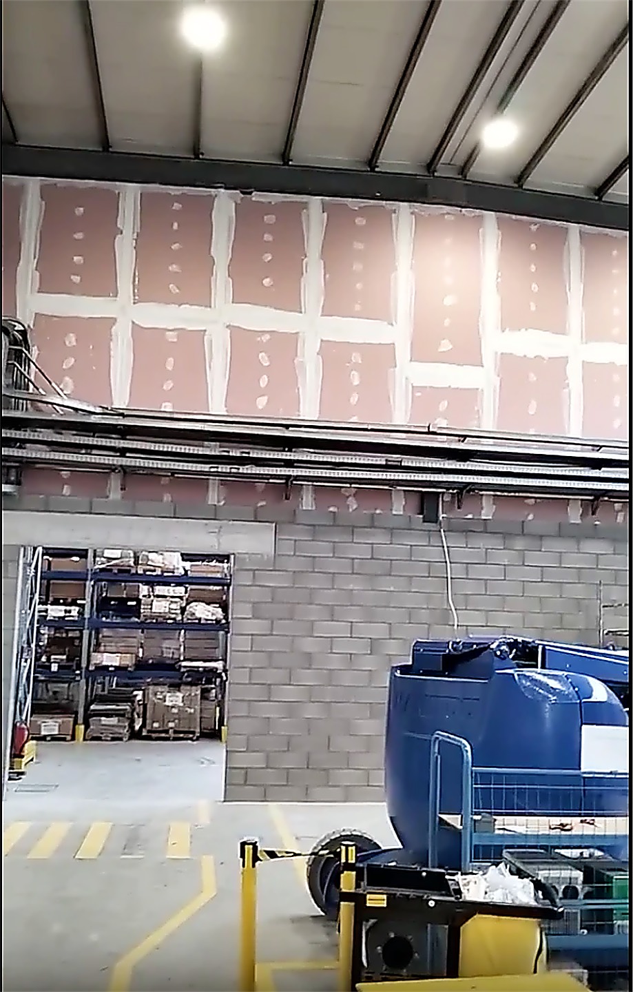 Wand aus Brandschutzplatten in einer Halle bei der Verspachtelung