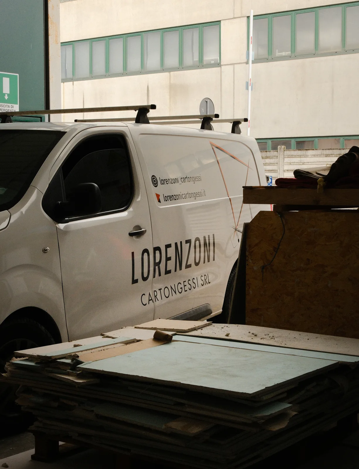 Furgoneta de Lorenzoni Cartongessi Srl en obra